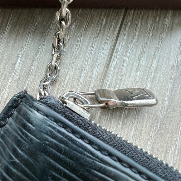 Louis Vuitton Black Epi Leather Key Pouch - Picture 3 of 15